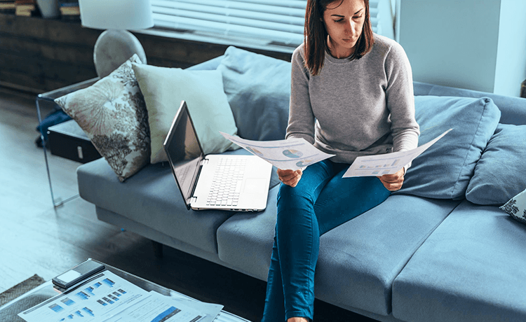 Illustratie vrouw met laptop en papieren op bank