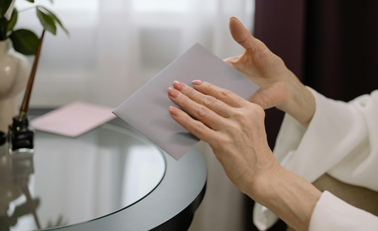 illustratie hand met brief