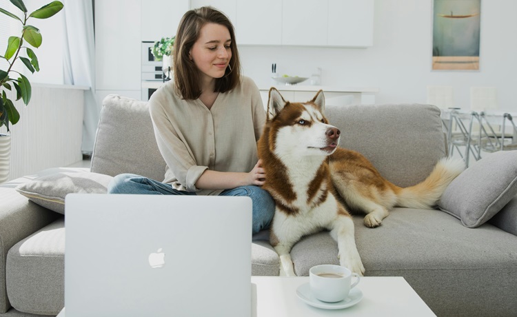 illustratie vrouw met hond op de bank