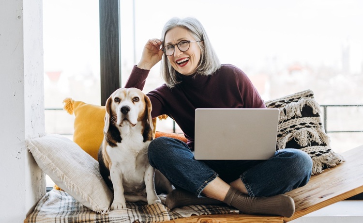 vrouw-met-hond-op-bank-750x460